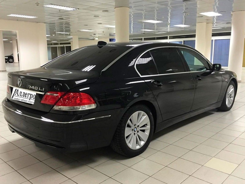 Автомобиль БМВ 750 Li